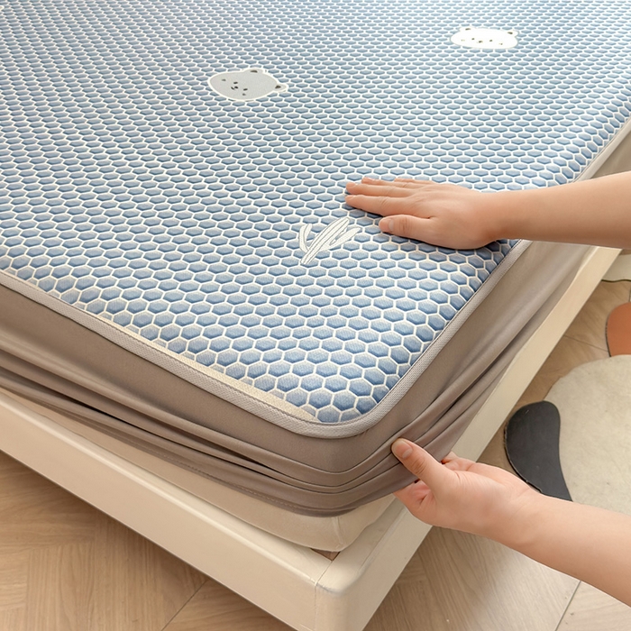 91家纺网 家纺一手货源 找家纺 义博家纺 2026新款碳光冰丝席5D印花床笠款 热带熊