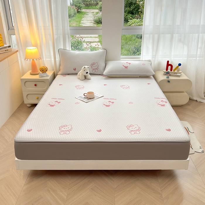 91家纺网 家纺一手货源 找家纺 义博家纺 2026新款碳光冰丝席5D印花床笠款 甜心凯蒂