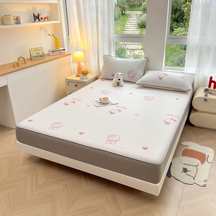 91家纺网 家纺一手货源 找家纺 义博家纺 2026新款碳光冰丝席5D印花床笠款 甜心凯蒂