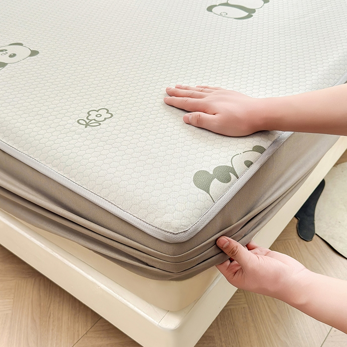 91家纺网 家纺一手货源 找家纺 义博家纺 2026新款碳光冰丝席5D印花床笠款 小熊猫