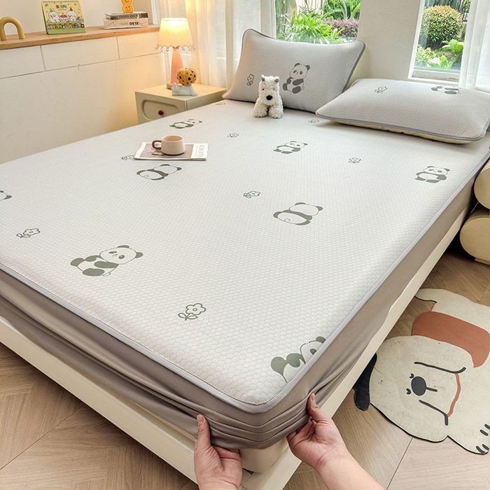 91家纺网 家纺一手货源 找家纺 义博家纺 2026新款碳光冰丝席5D印花床笠款 小熊猫