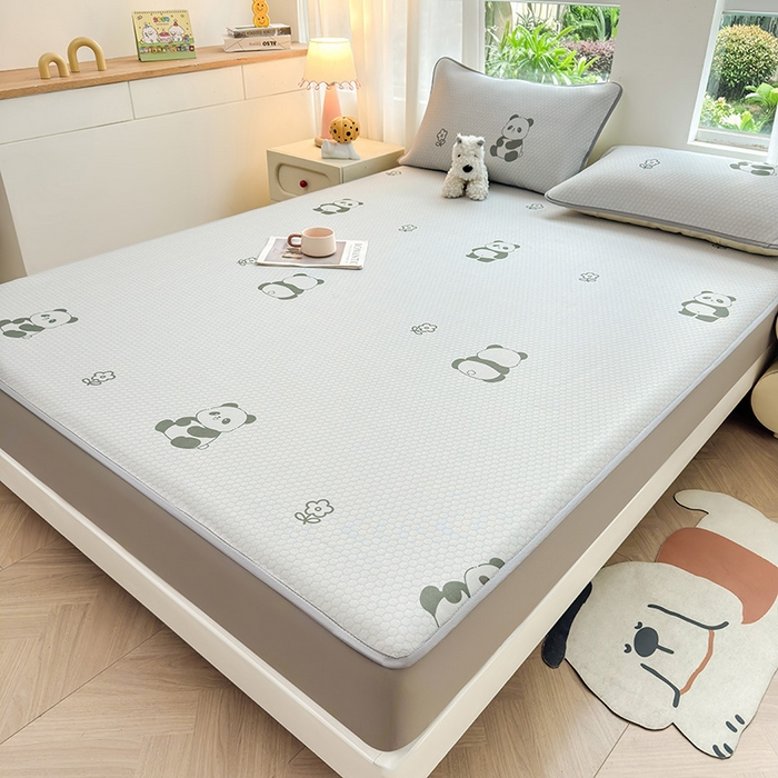 91家纺网 家纺一手货源 找家纺 义博家纺 2026新款碳光冰丝席5D印花床笠款 小熊猫