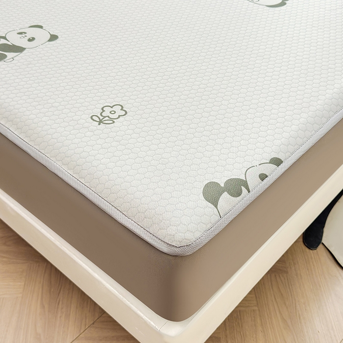 91家纺网 家纺一手货源 找家纺 义博家纺 2026新款碳光冰丝席5D印花床笠款 小熊猫