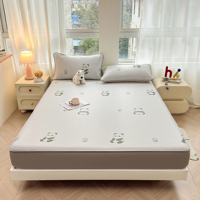 91家纺网 家纺一手货源 找家纺 义博家纺 2026新款碳光冰丝席5D印花床笠款 小熊猫