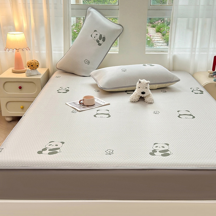 91家纺网 家纺一手货源 找家纺 义博家纺 2026新款碳光冰丝席5D印花床笠款 小熊猫