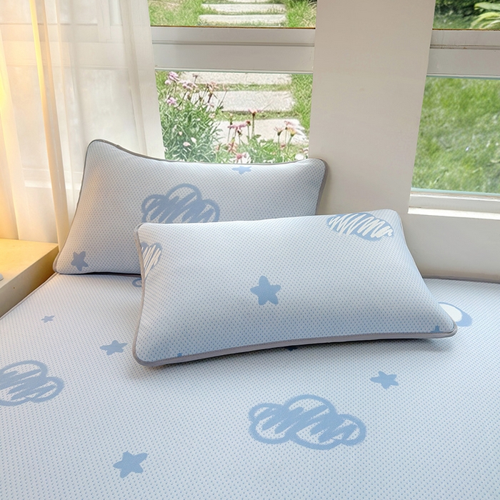 91家纺网 家纺一手货源 找家纺 义博家纺 2026新款碳光冰丝席5D印花床笠款 幸运云朵