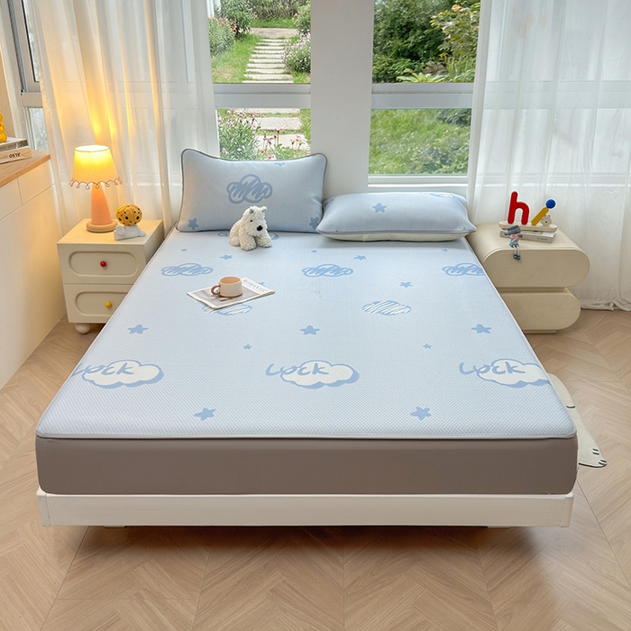 91家纺网 家纺一手货源 找家纺 义博家纺 2026新款碳光冰丝席5D印花床笠款 幸运云朵