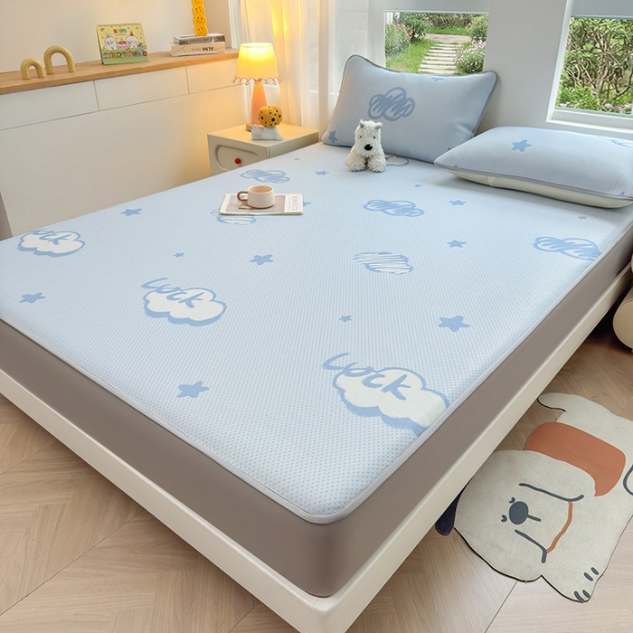 91家纺网 家纺一手货源 找家纺 义博家纺 2026新款碳光冰丝席5D印花床笠款 幸运云朵