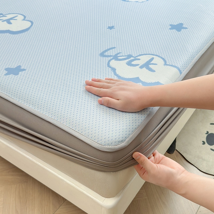 91家纺网 家纺一手货源 找家纺 义博家纺 2026新款碳光冰丝席5D印花床笠款 幸运云朵