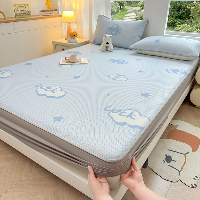 91家纺网 家纺一手货源 找家纺 义博家纺 2026新款碳光冰丝席5D印花床笠款 幸运云朵