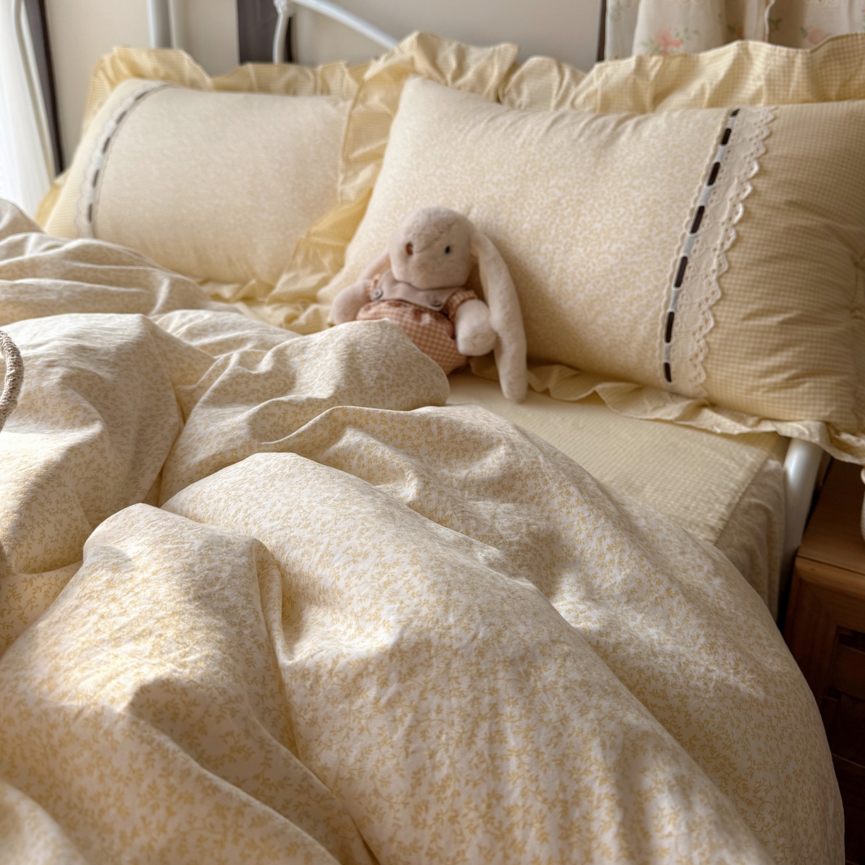 91家纺网 家纺一手货源 找家纺 韩都家居 2026春夏新款韩式小碎花水洗古棉花边四件套 秘境-黄