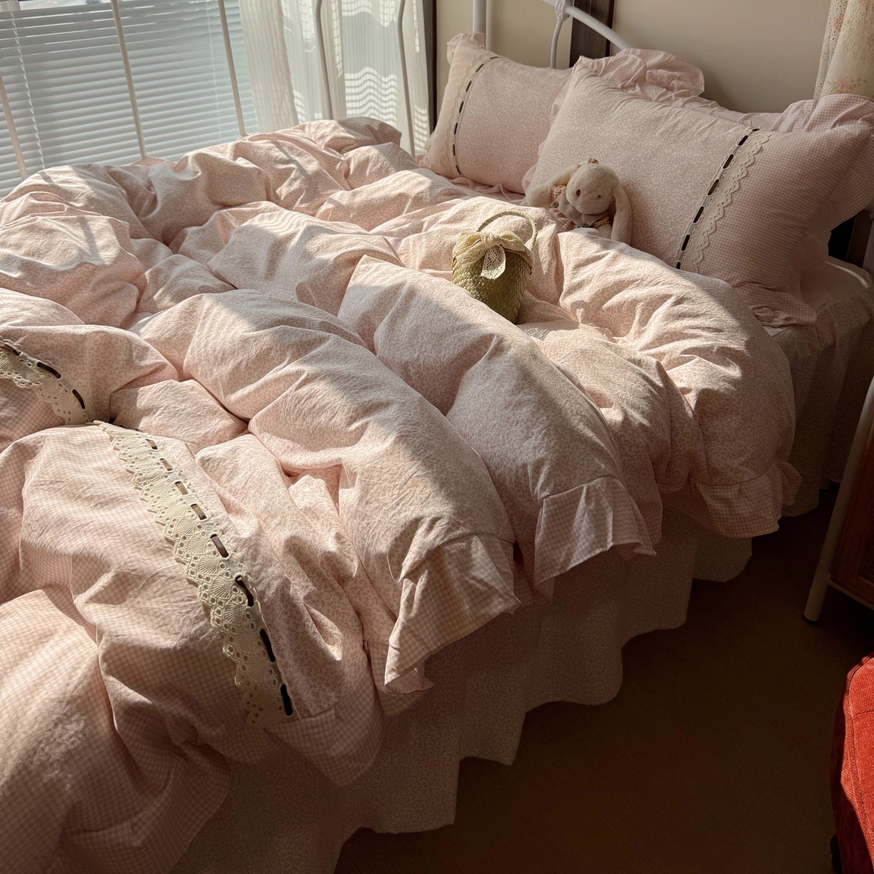 91家纺网 家纺一手货源 找家纺 韩都家居 2026春夏新款韩式小碎花水洗古棉花边四件套 秘境-玉