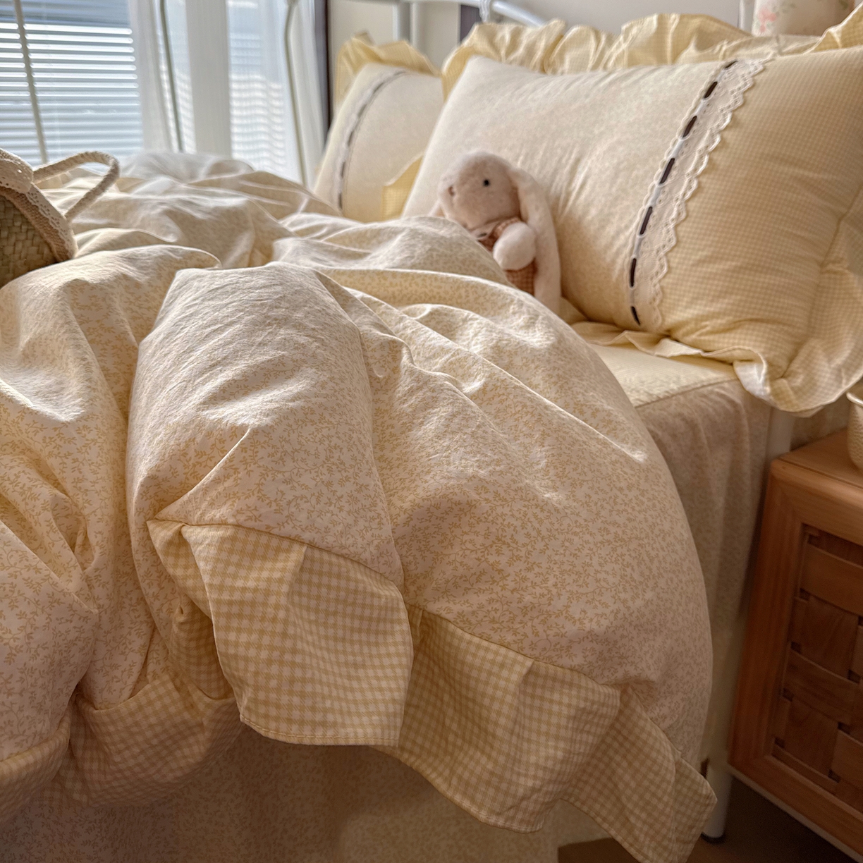 91家纺网 家纺一手货源 找家纺 韩都家居 2026春夏新款韩式小碎花水洗古棉花边四件套 秘境-黄