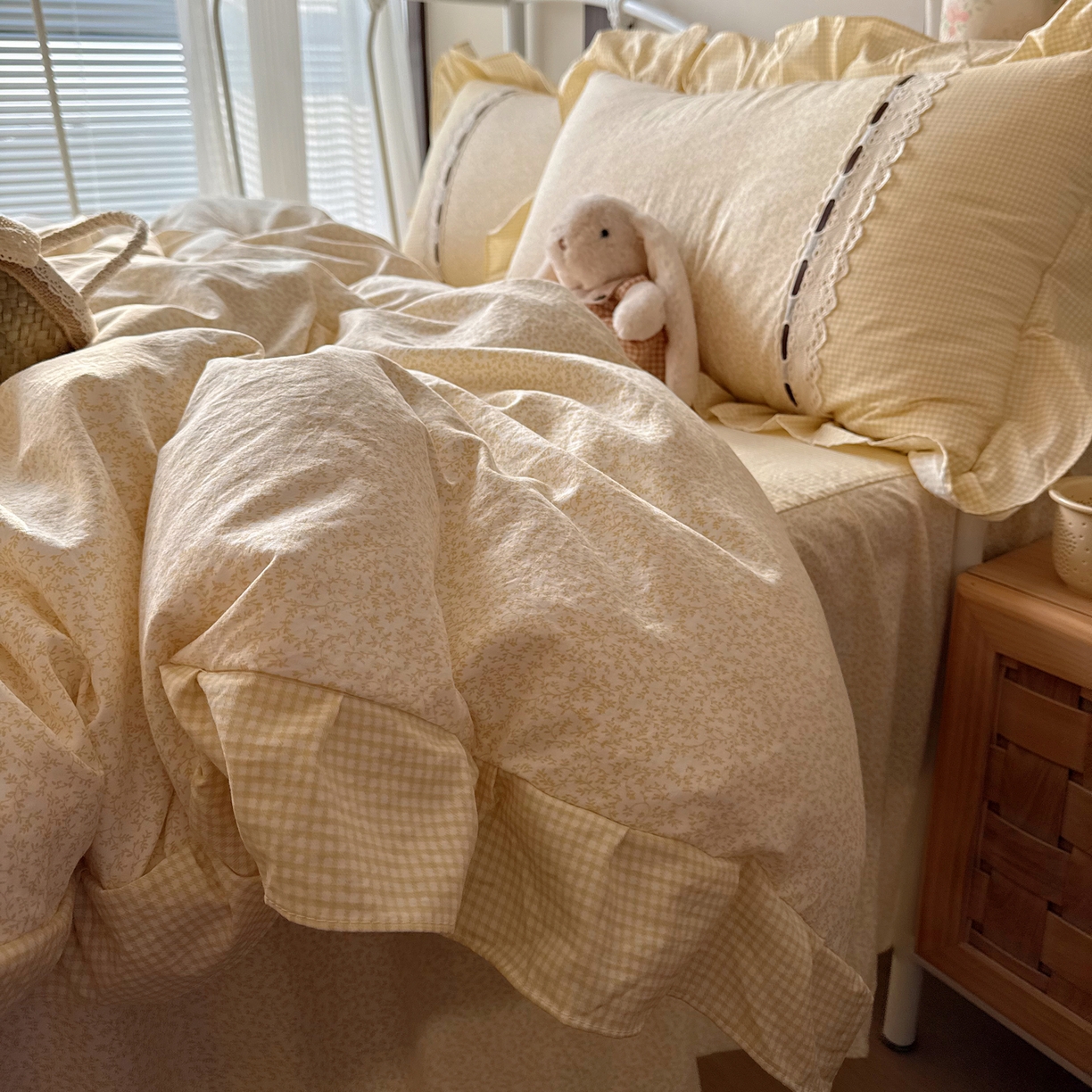 91家纺网 家纺一手货源 找家纺 韩都家居 2026春夏新款韩式小碎花水洗古棉花边四件套 秘境-黄