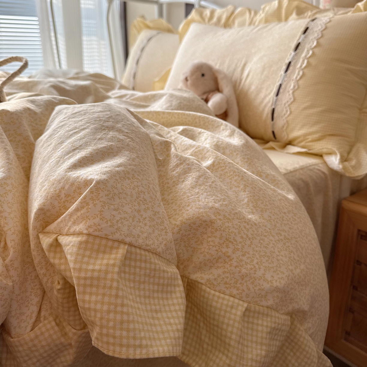 91家纺网 家纺一手货源 找家纺 韩都家居 2026春夏新款韩式小碎花水洗古棉花边四件套 秘境-黄