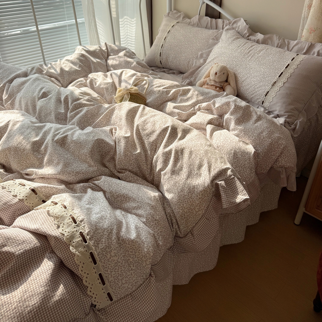 91家纺网 家纺一手货源 找家纺 韩都家居 2026春夏新款韩式小碎花水洗古棉花边四件套 秘境-浅咖