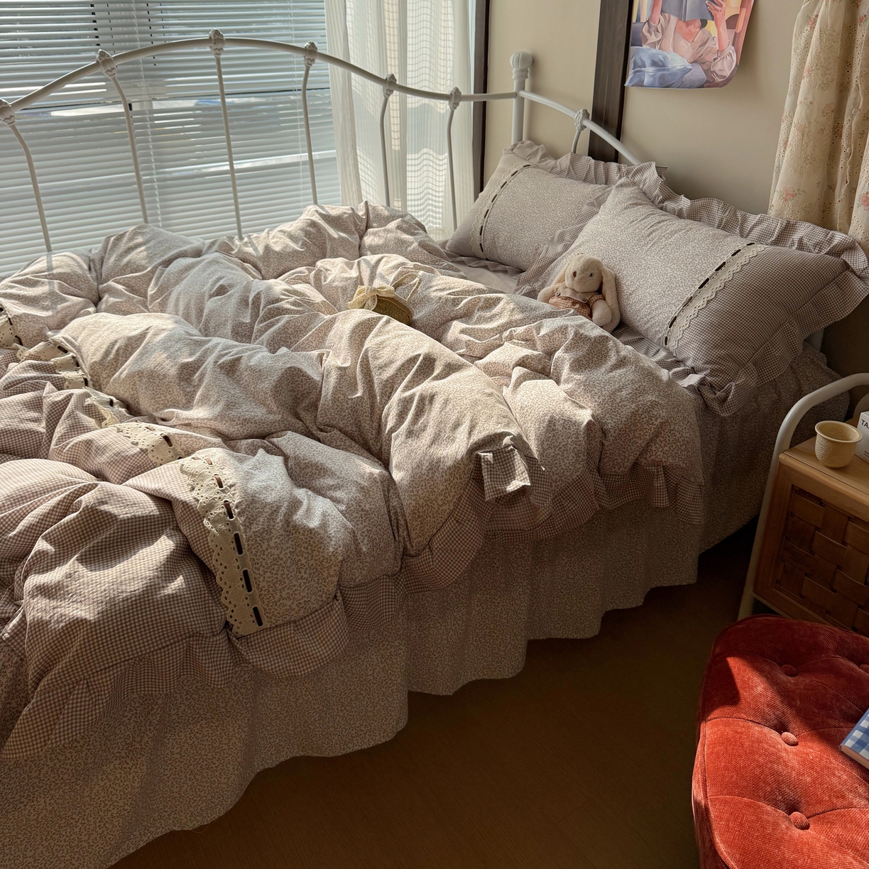 91家纺网 家纺一手货源 找家纺 韩都家居 2026春夏新款韩式小碎花水洗古棉花边四件套 秘境-浅咖