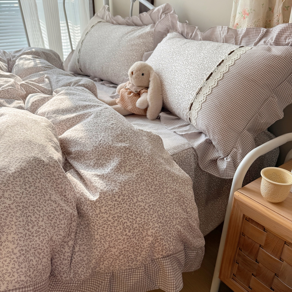 91家纺网 家纺一手货源 找家纺 韩都家居 2026春夏新款韩式小碎花水洗古棉花边四件套 秘境-浅咖