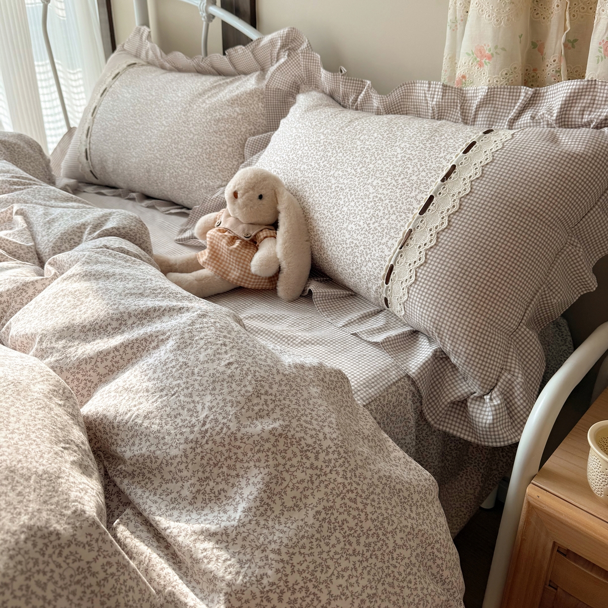 91家纺网 家纺一手货源 找家纺 韩都家居 2026春夏新款韩式小碎花水洗古棉花边四件套 秘境-浅咖