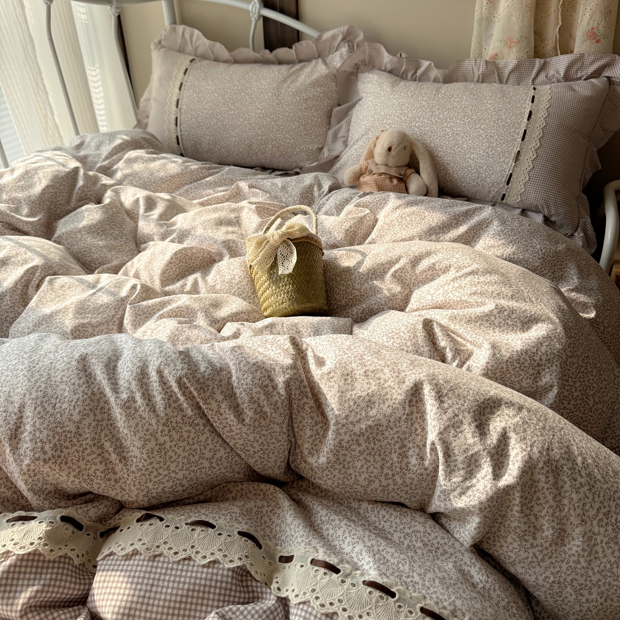 91家纺网 家纺一手货源 找家纺 韩都家居 2026春夏新款韩式小碎花水洗古棉花边四件套 秘境-浅咖