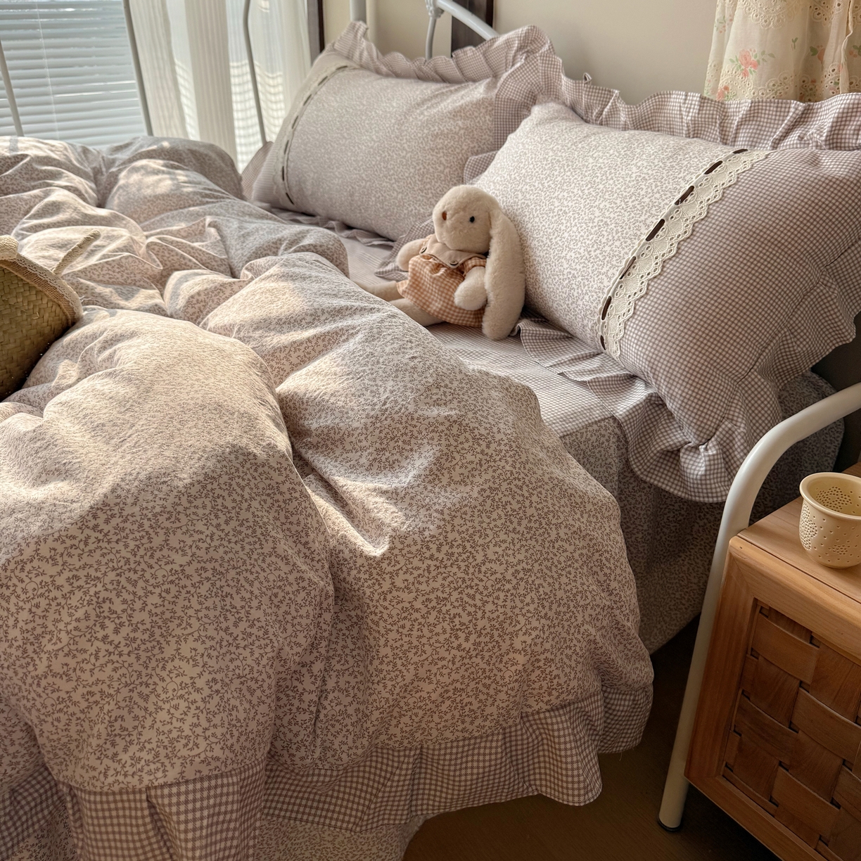 91家纺网 家纺一手货源 找家纺 韩都家居 2026春夏新款韩式小碎花水洗古棉花边四件套 秘境-浅咖