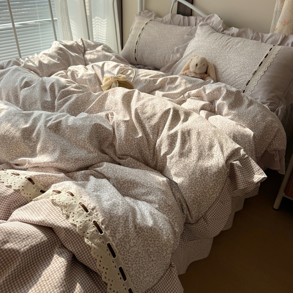 91家纺网 家纺一手货源 找家纺 韩都家居 2026春夏新款韩式小碎花水洗古棉花边四件套 秘境-浅咖