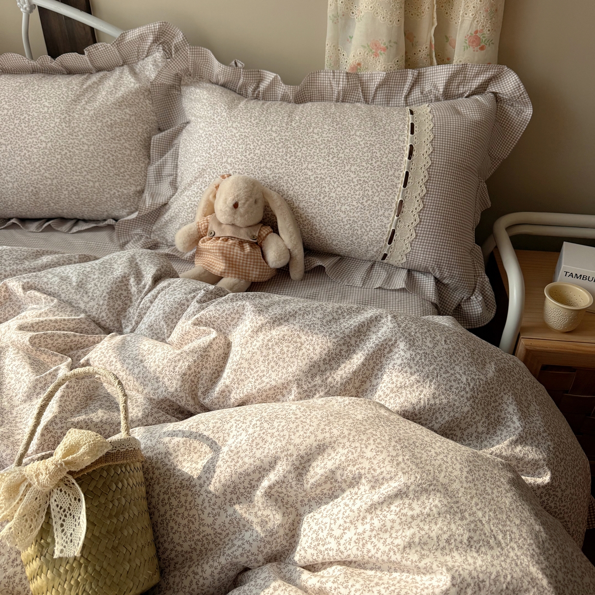 91家纺网 家纺一手货源 找家纺 韩都家居 2026春夏新款韩式小碎花水洗古棉花边四件套 秘境-浅咖