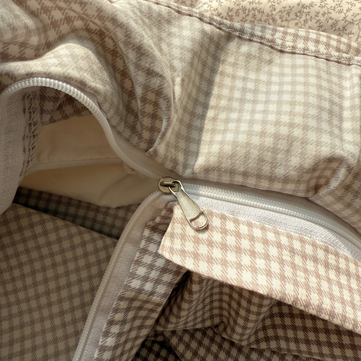 91家纺网 家纺一手货源 找家纺 韩都家居 2026春夏新款韩式小碎花水洗古棉花边四件套 秘境-浅咖