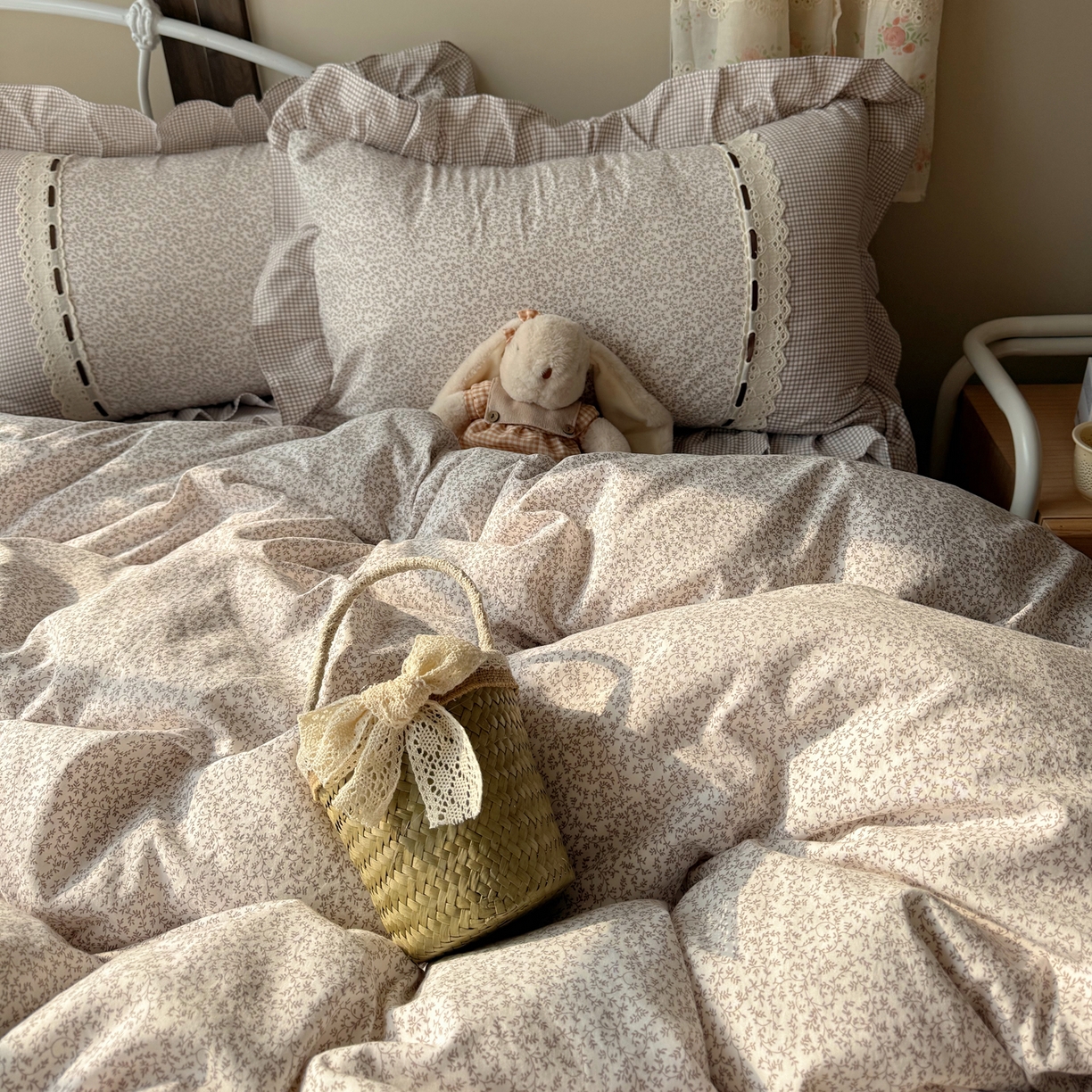 91家纺网 家纺一手货源 找家纺 韩都家居 2026春夏新款韩式小碎花水洗古棉花边四件套 秘境-浅咖