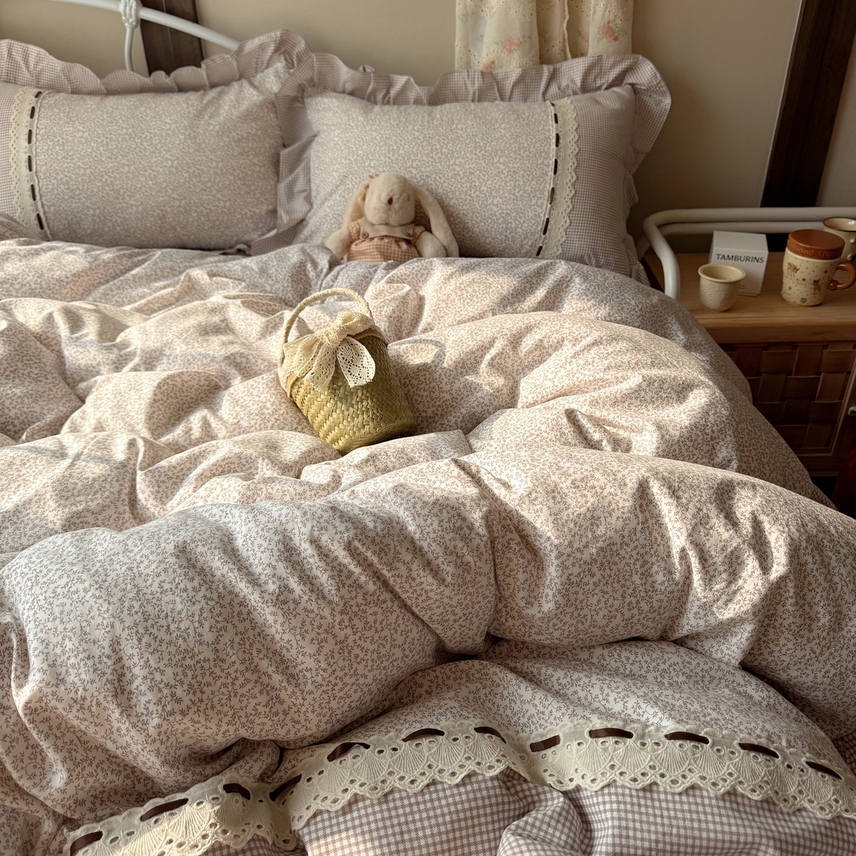 91家纺网 家纺一手货源 找家纺 韩都家居 2026春夏新款韩式小碎花水洗古棉花边四件套 秘境-浅咖