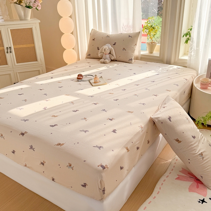 91家纺网 家纺一手货源 找家纺 丝芙妮家居 2026新款四季皱皱棉柔软透气不闷汗木棉床笠单件三件套-系列三 假日小狗