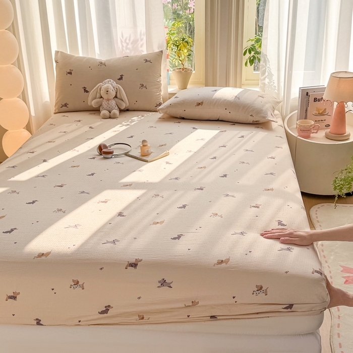 91家纺网 家纺一手货源 找家纺 丝芙妮家居 2026新款四季皱皱棉柔软透气不闷汗木棉床笠单件三件套-系列三 假日小狗