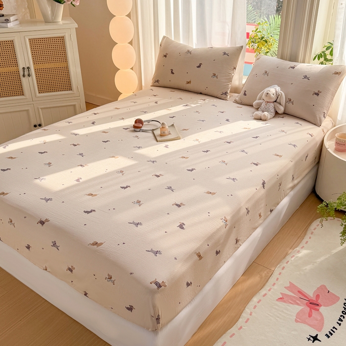 91家纺网 家纺一手货源 找家纺 丝芙妮家居 2026新款四季皱皱棉柔软透气不闷汗木棉床笠单件三件套-系列三 假日小狗