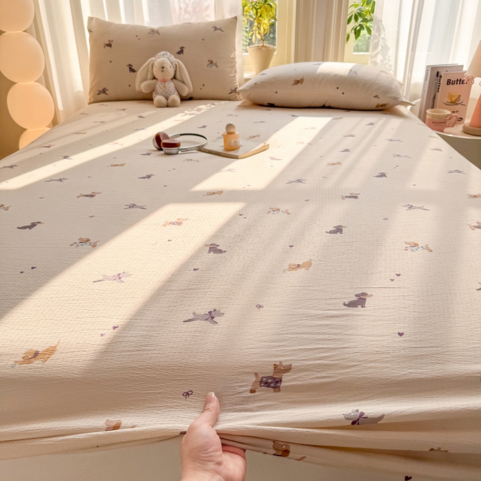 91家纺网 家纺一手货源 找家纺 丝芙妮家居 2026新款四季皱皱棉柔软透气不闷汗木棉床笠单件三件套-系列三 假日小狗