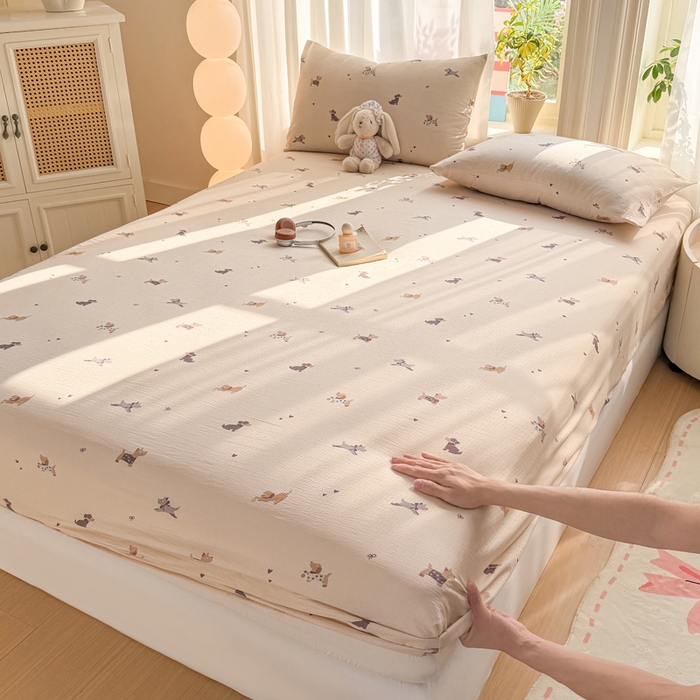 91家纺网 家纺一手货源 找家纺 丝芙妮家居 2026新款四季皱皱棉柔软透气不闷汗木棉床笠单件三件套-系列三 假日小狗