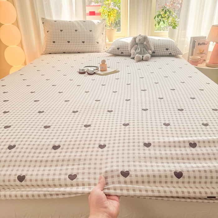 91家纺网 家纺一手货源 找家纺 丝芙妮家居 2026新款四季皱皱棉柔软透气不闷汗木棉床笠单件三件套-系列三 格纹爱心