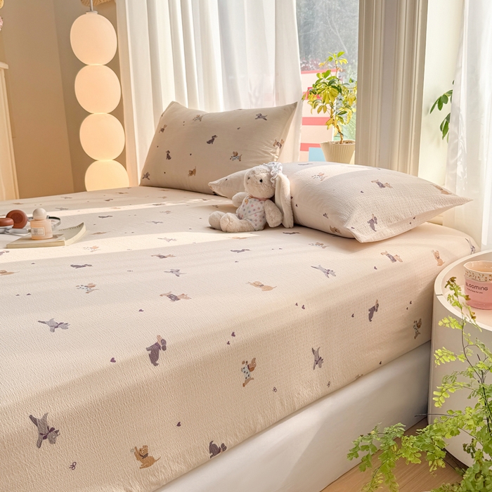 91家纺网 家纺一手货源 找家纺 丝芙妮家居 2026新款四季皱皱棉柔软透气不闷汗木棉床笠单件三件套-系列三 假日小狗