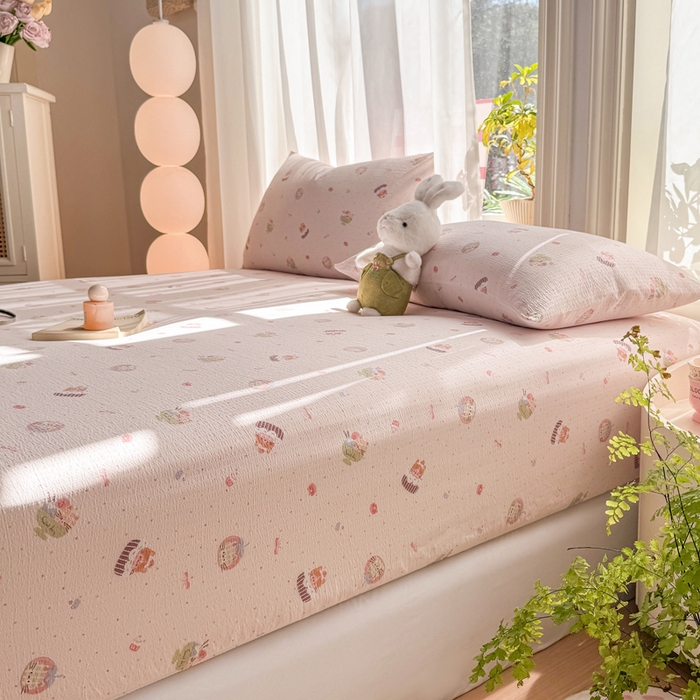 91家纺网 家纺一手货源 找家纺 丝芙妮家居 2026新款四季皱皱棉柔软透气不闷汗木棉床笠单件三件套-系列三 莓果冰淇淋