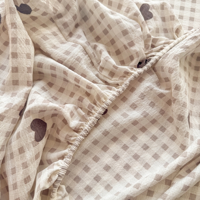 91家纺网 家纺一手货源 找家纺 丝芙妮家居 2026新款四季皱皱棉柔软透气不闷汗木棉床笠单件三件套-系列三 格纹爱心