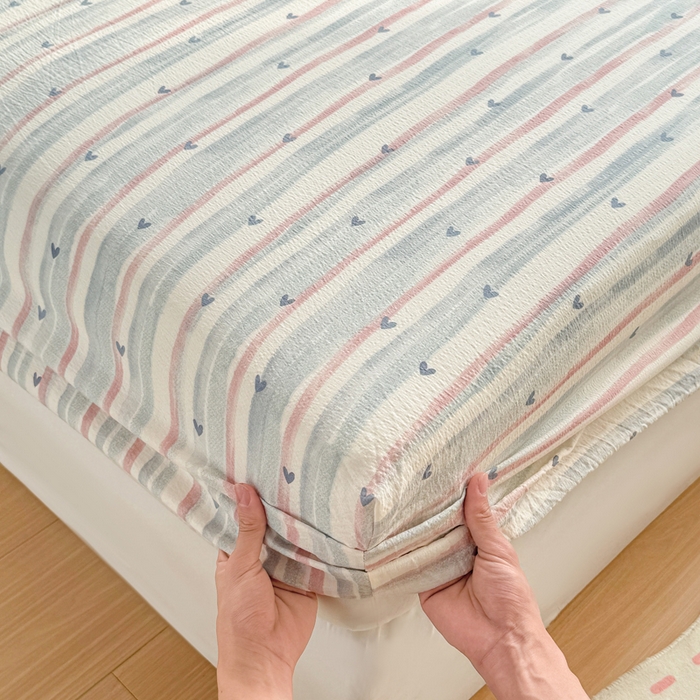 91家纺网 家纺一手货源 找家纺 丝芙妮家居 2026新款四季皱皱棉柔软透气不闷汗木棉床笠单件三件套-系列三 晚安甜心