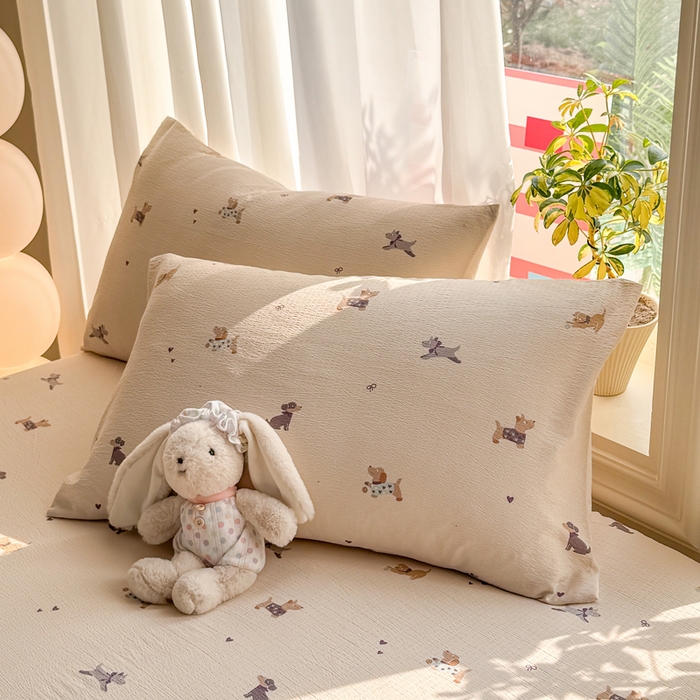 91家纺网 家纺一手货源 找家纺 丝芙妮家居 2026新款四季皱皱棉柔软透气不闷汗木棉床笠单件三件套-系列三 假日小狗