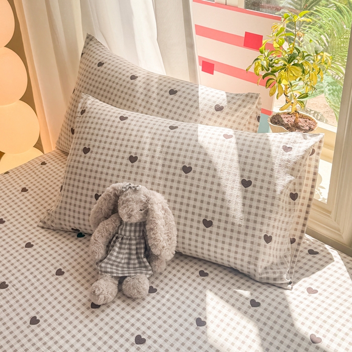 91家纺网 家纺一手货源 找家纺 丝芙妮家居 2026新款四季皱皱棉柔软透气不闷汗木棉床笠单件三件套-系列三 格纹爱心