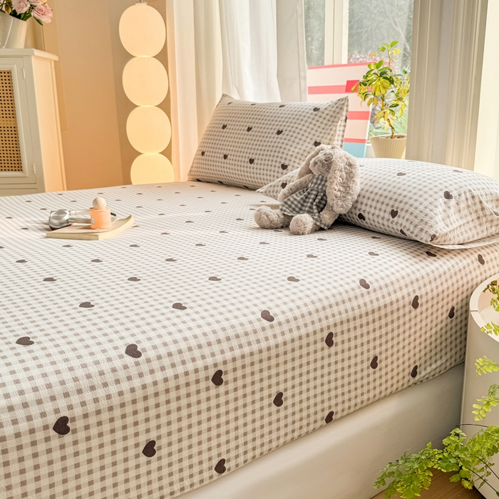 91家纺网 家纺一手货源 找家纺 丝芙妮家居 2026新款四季皱皱棉柔软透气不闷汗木棉床笠单件三件套-系列三 格纹爱心