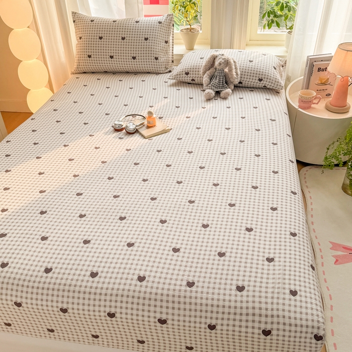 91家纺网 家纺一手货源 找家纺 丝芙妮家居 2026新款四季皱皱棉柔软透气不闷汗木棉床笠单件三件套-系列三 格纹爱心