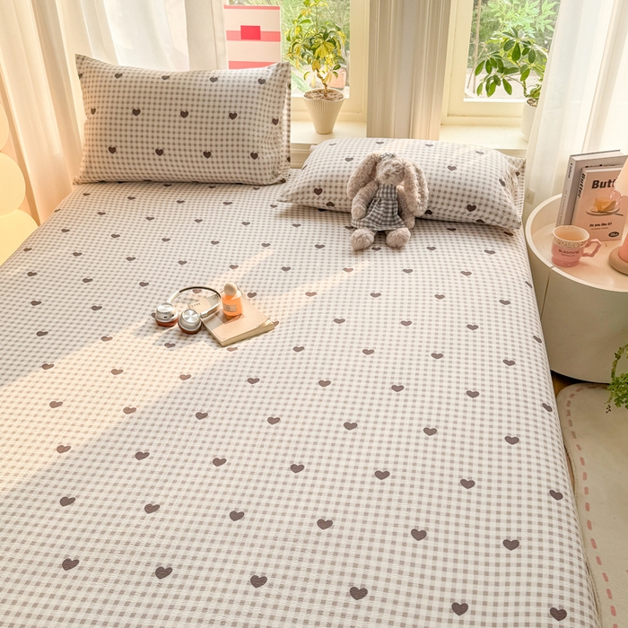 91家纺网 家纺一手货源 找家纺 丝芙妮家居 2026新款四季皱皱棉柔软透气不闷汗木棉床笠单件三件套-系列三 格纹爱心