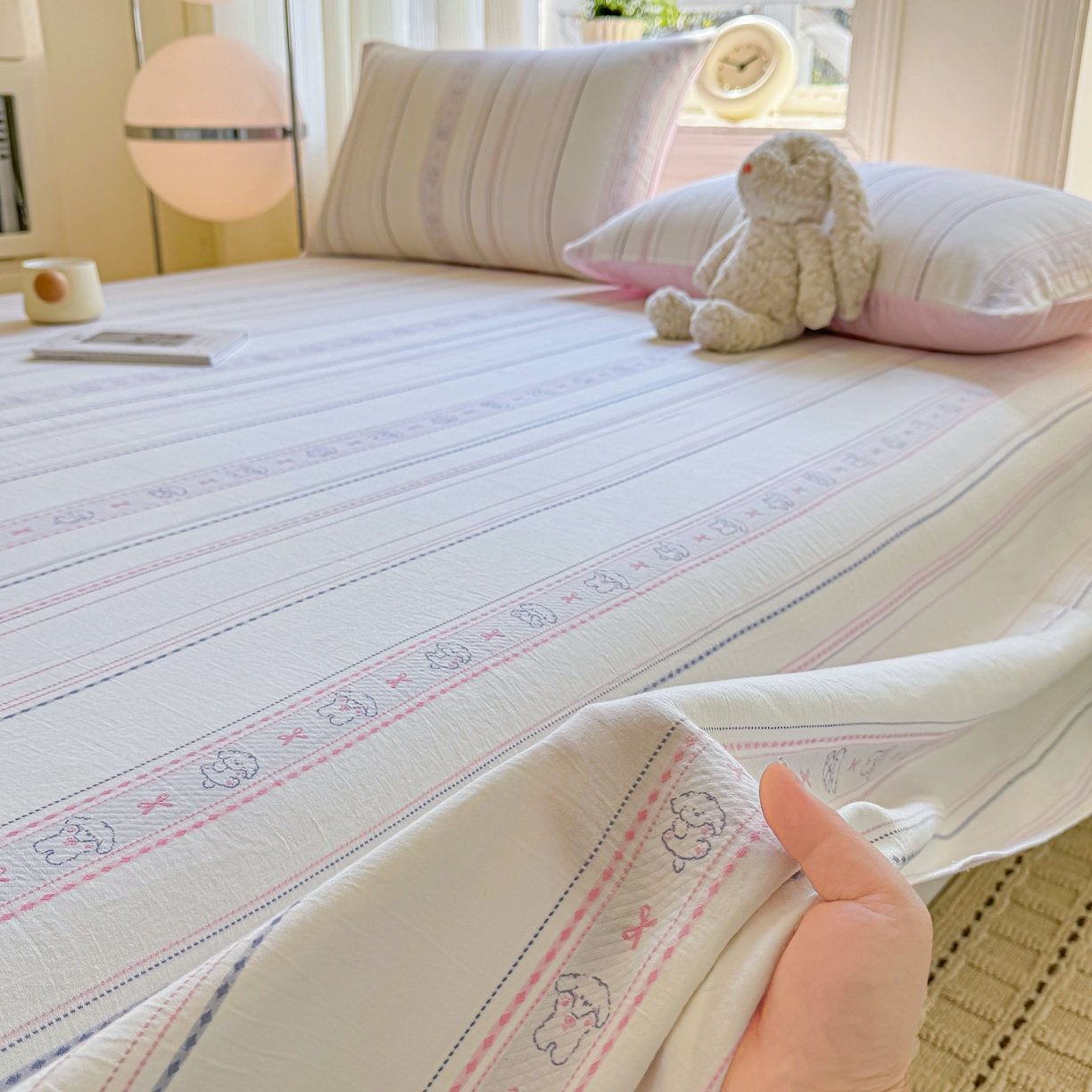 91家纺网 家纺一手货源 找家纺 灰鲸 2026新款全棉纯棉色织提花床单单床单床单单件 线条小狗-粉