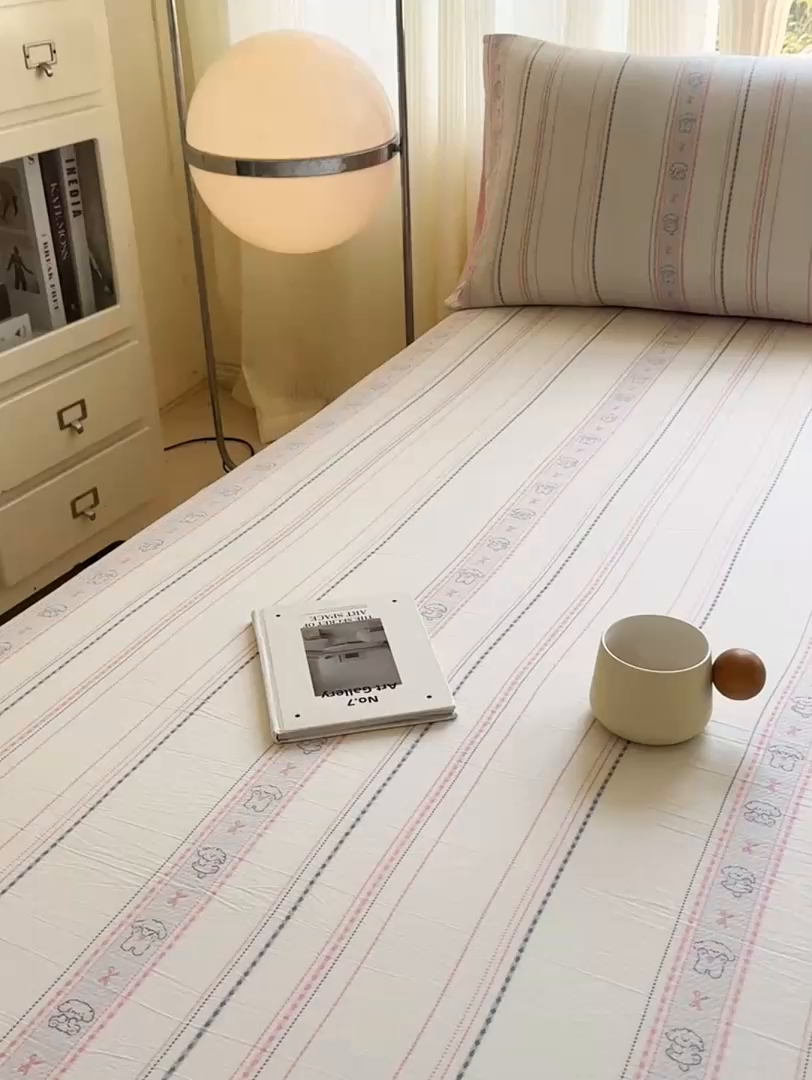 91家纺网 家纺一手货源 找家纺 灰鲸 2026新款全棉纯棉色织提花床单单床单床单单件 线条小狗-粉