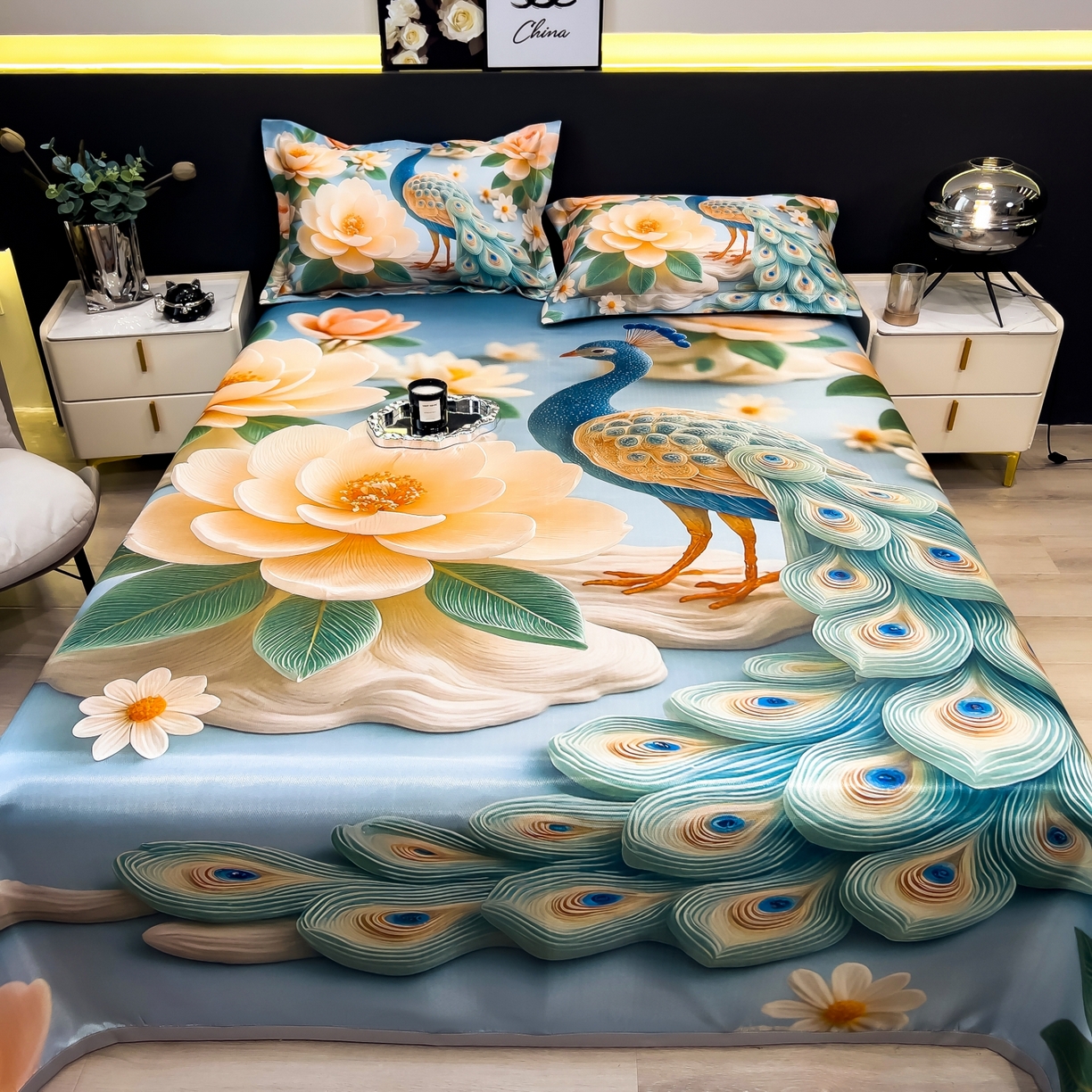 91家纺网 家纺一手货源 找家纺 梵克保罗 2026春夏新款数码印花大版高克重冰丝凉席三件套 孔雀