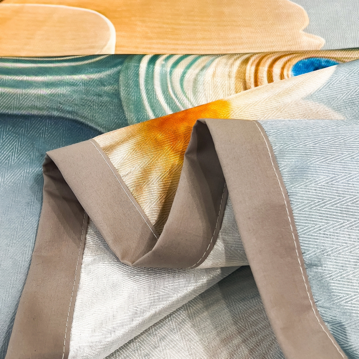 91家纺网 家纺一手货源 找家纺 梵克保罗 2026春夏新款数码印花大版高克重冰丝凉席三件套 孔雀