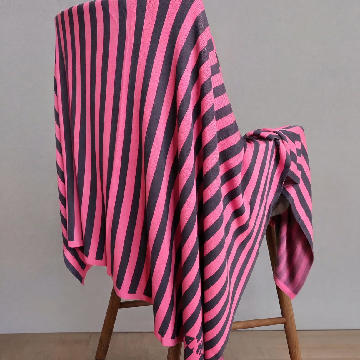 91家纺网 家纺一手货源 找家纺 暖绵绵家纺 2026新款丝光棉撞色条纹盖毯-海文（本款券后/折后零售价不得低于162元） 海文-灰红色